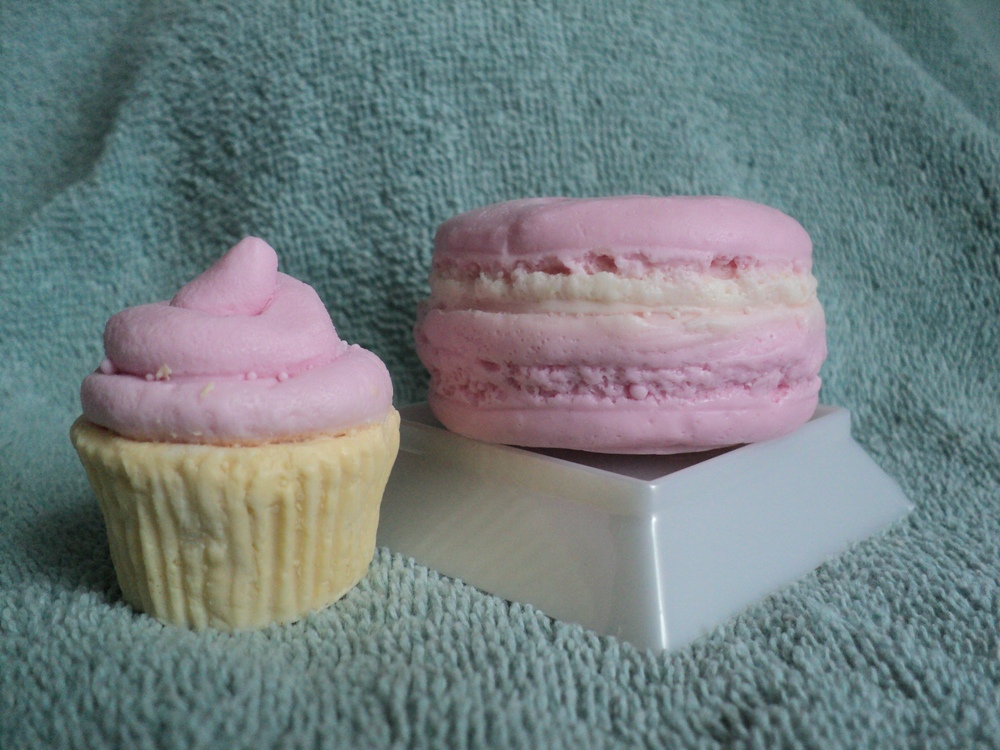 Mini Cupcake And Macaroon Gift Set - Raspberry Cream Cupcake Scent
